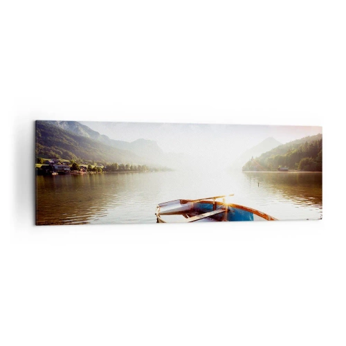 Bild auf Leinwand - Leinwandbild - Ein Boot am Ufer eines Sees mit Blick auf die Berge am Morgen - 160x50cm - Am tollen und klaren Wasser - Moderne Wanddekoration für Wohnzimmer und Schlafzimmer ARTTOR