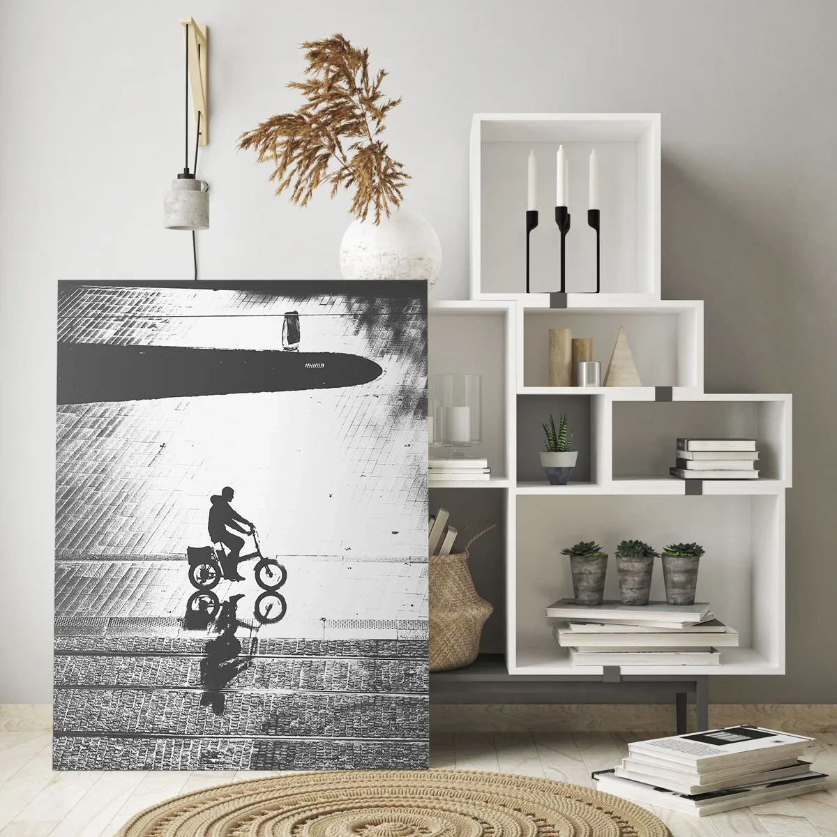 Glasbild - Bild auf glas - Mann fährt mit dem Fahrrad durch die Stadt, Spiegelung im Wasser, Schwarz-Weiß-Aufnahme - 50x70cm - Vor sich hin durch die Stadt - Moderne Wanddekoration für Wohnzimmer und Schlafzimmer ARTTOR