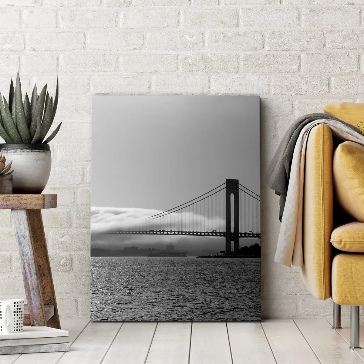 Bild auf Leinwand - Leinwandbild - Eine Brücke über Wasser, eingehüllt in Nebel in einer Schwarz-Weiß-Aufnahme - 50x70cm - Segeln durch das Goldene Tor - Moderne Wanddekoration für Wohnzimmer und Schlafzimmer ARTTOR