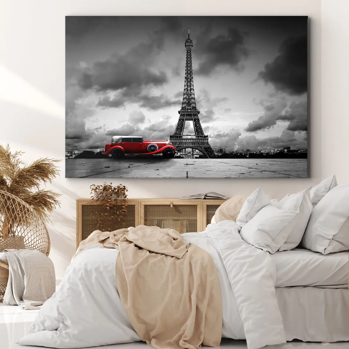 Bild auf Leinwand - Leinwandbild - Rotes Retro-Auto vor dem Eiffelturm in Schwarz und Weiß - 70x50cm - Vor nicht allzu langer Zeit in Paris - Moderne Wanddekoration für Wohnzimmer und Schlafzimmer ARTTOR