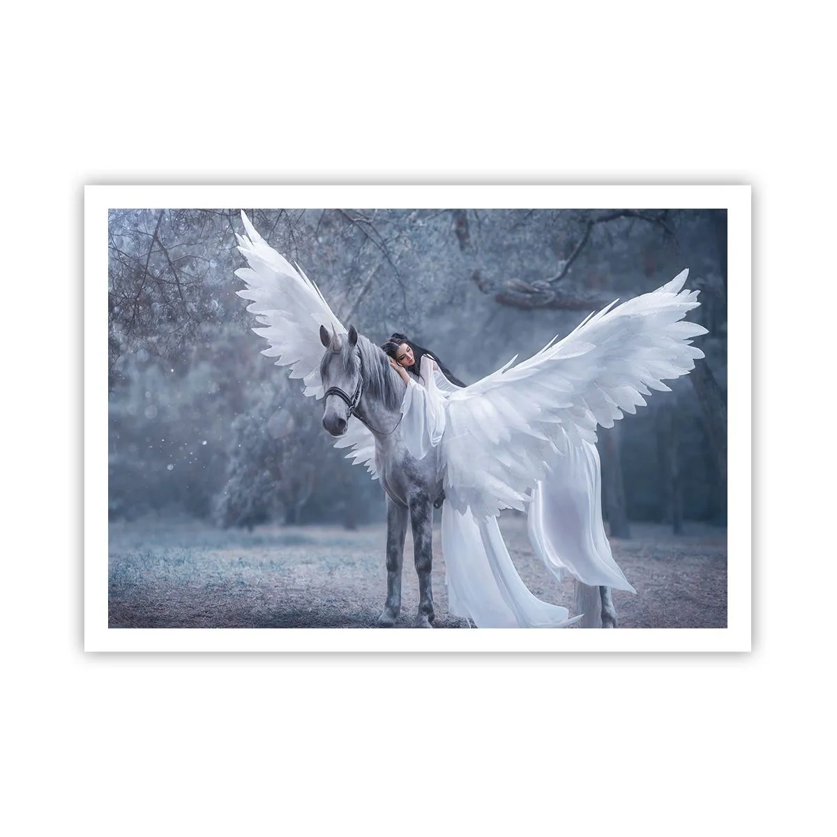 Poster - Eine Frau auf einem weißen Pferd mit Flügeln in einem Zauberwald - 100x70cm - Ein inspirierter Moment - Moderne Wanddekoration für Wohnzimmer und Schlafzimmer ARTTOR