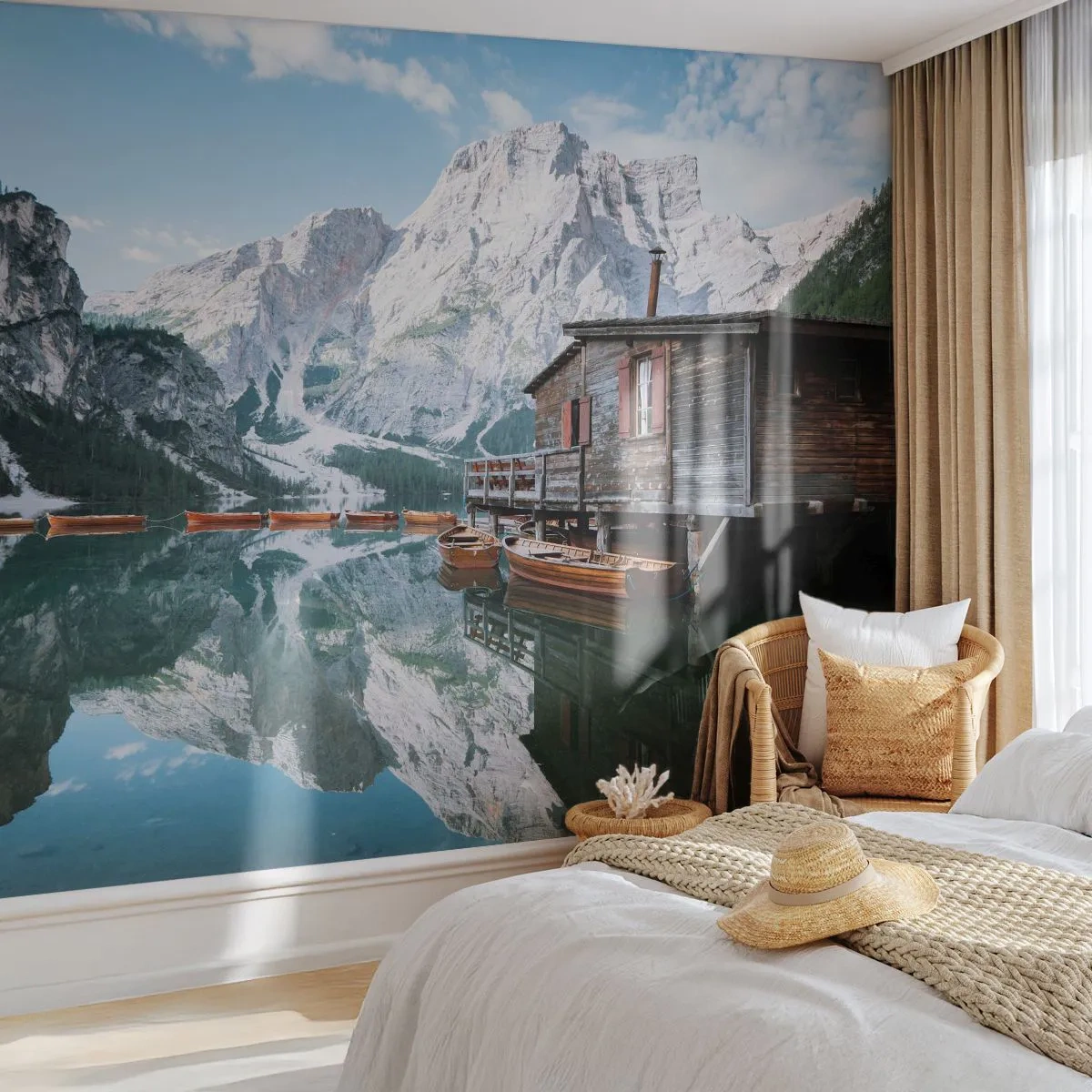 Fototapete Premium Sand - Ein Holzhaus am See mit Bergen im Hintergrund - 100x70cm - Kristallklarer Bergmorgen - Moderne Wanddekoration für Wohnzimmer und Schlafzimmer ARTTOR