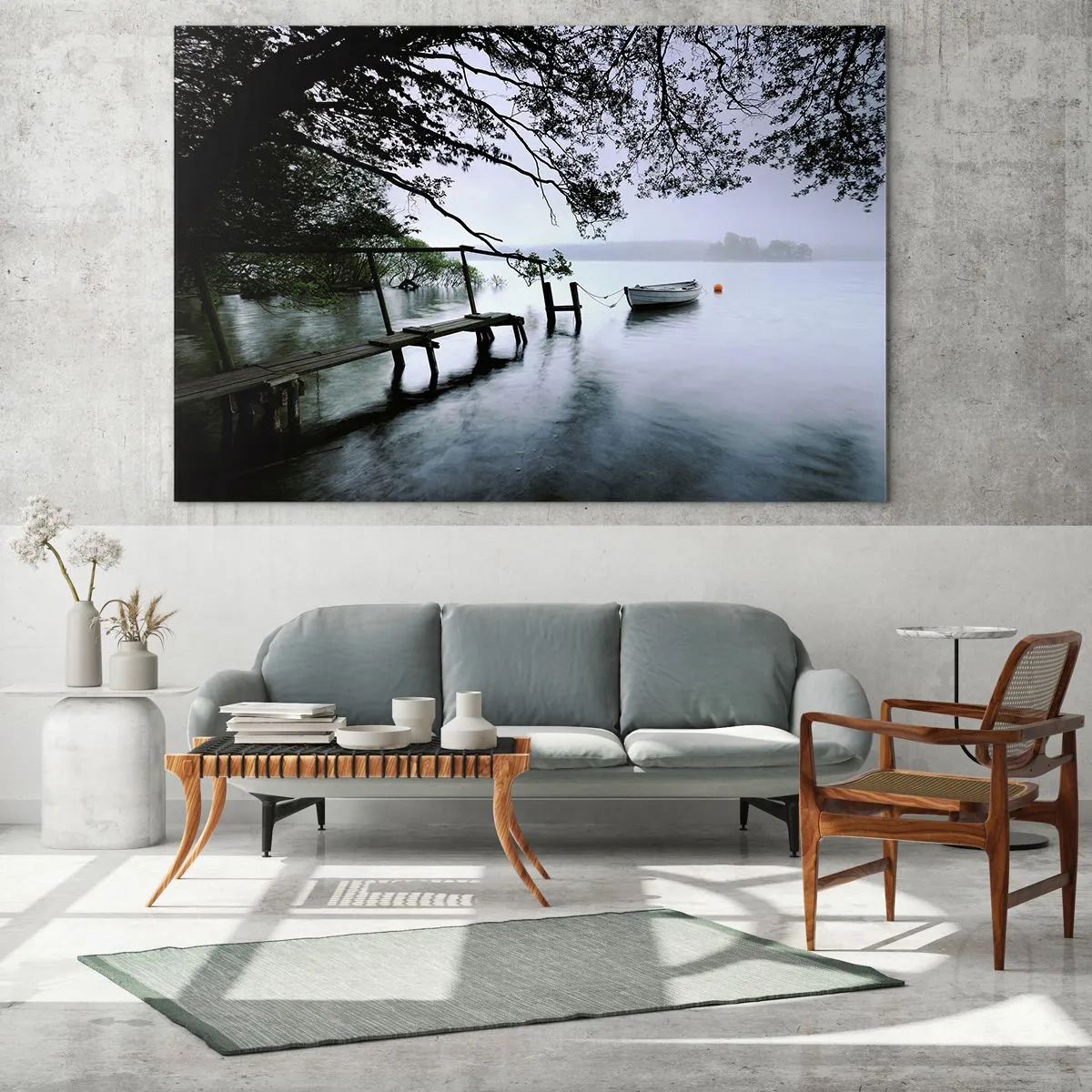 Glasbild - Bild auf glas - Ein Holzsteg über einem nebligen See mit einem Boot im Hintergrund - 70x50cm - Du ruhst dich schon aus - Moderne Wanddekoration für Wohnzimmer und Schlafzimmer ARTTOR