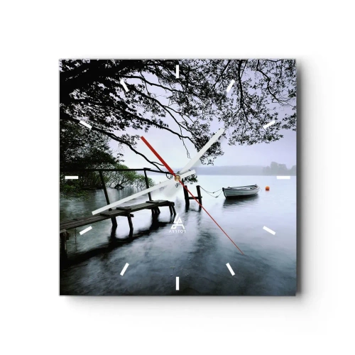 Wanduhr - Glasuhr - Ein Steg über dem Wasser mit einem Boot im Hintergrund, umgeben von einer nebligen Landschaft - 30x30cm - Du ruhst dich schon aus - Moderne Wanddekoration für Wohnzimmer und Schlafzimmer ARTTOR