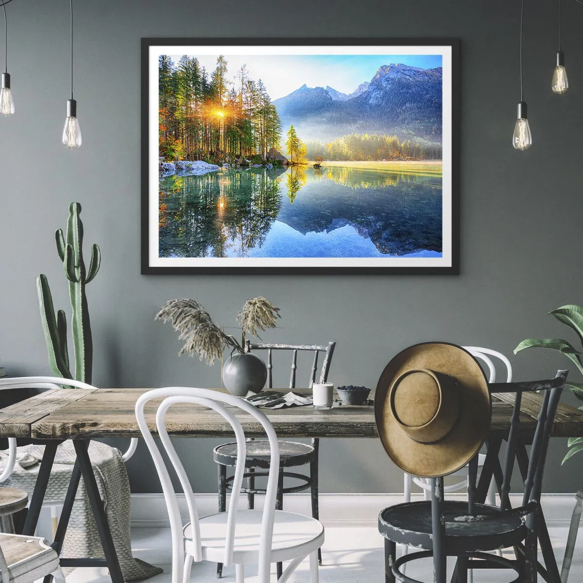 Poster in einem schwarzem Rahmen - Ein See, umgeben von Bergen und Wäldern in den Strahlen der Sonne - 70x50cm - Majestät und Süße - Moderne Wanddekoration für Wohnzimmer und Schlafzimmer ARTTOR