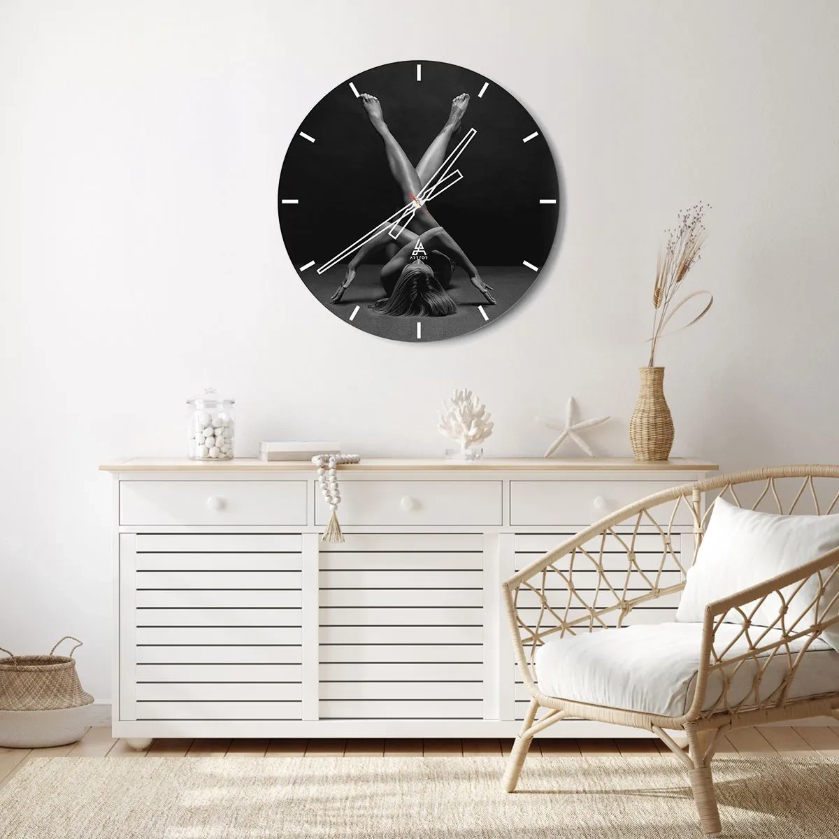 Wanduhr - Glasuhr - Künstlerische Silhouette einer Frau in dynamischer Pose vor schwarzem Hintergrund - 30x30cm - Die Geometrie der Nacktheit - Moderne Wanddekoration für Wohnzimmer, Küche und Schlafzimmer ARTTOR