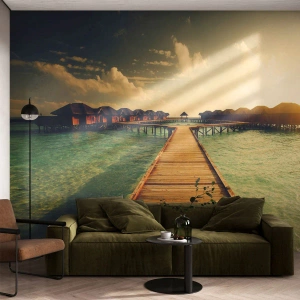 Fototapete Premium Sand - Tropischer Steg, der zu Überwasserbungalows führt - 100x70cm - Eine herzliche Einladung - Moderne Wanddekoration für Wohnzimmer und Schlafzimmer ARTTOR