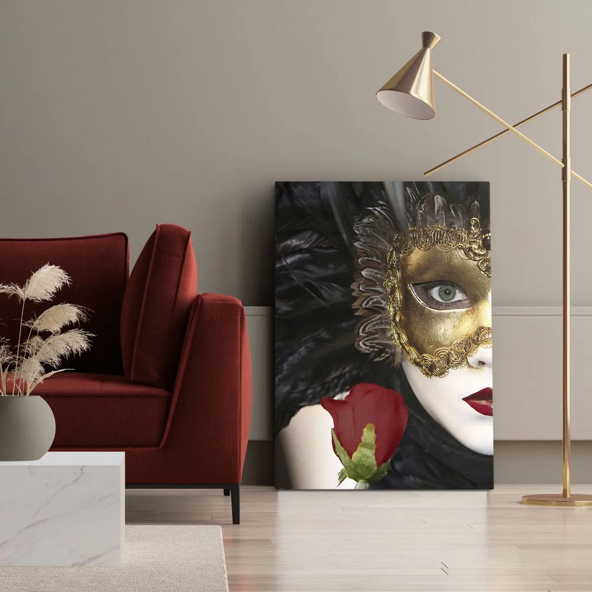 Bild auf Leinwand - Leinwandbild - Goldene venezianische Maske mit Federn und einer roten Rose, geheimnisvolles Motiv. - 50x70cm - Denn das Leben ist ein großer Ball - Moderne Wanddekoration für Wohnzimmer und Schlafzimmer ARTTOR