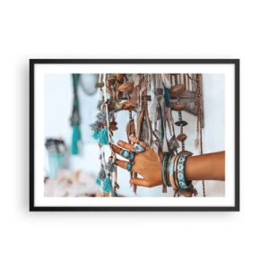 Poster in einem schwarzem Rahmen - Eine mit Boho-Schmuck geschmückte Hand mit Dekorationen im Hintergrund - 70x50cm - Lokale Schätze - Moderne Wanddekoration für Wohnzimmer und Schlafzimmer ARTTOR