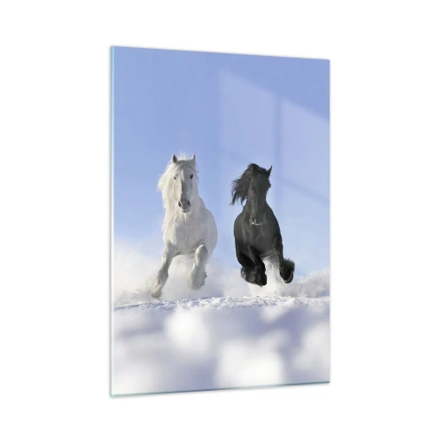 Glasbild - Bild auf glas - Ein schwarz-weißes Pferd, das durch den Schnee in einer Winterlandschaft rennt - 50x70cm - Schwarz-Weiß-Galopp - Moderne Wanddekoration für Wohnzimmer und Schlafzimmer ARTTOR