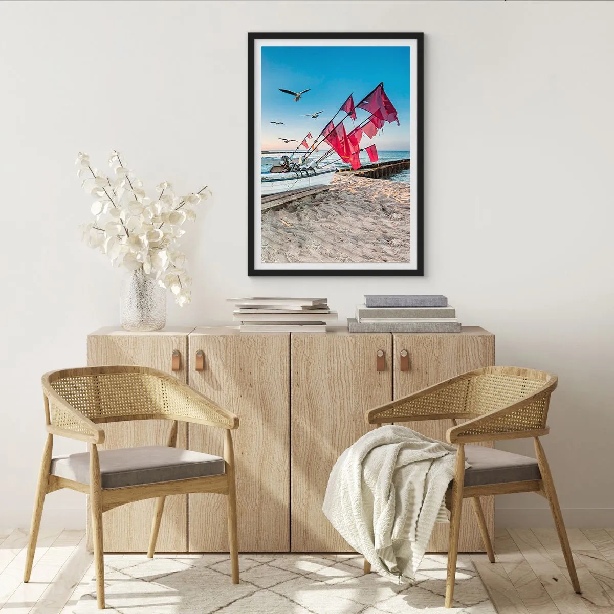 Poster in einem schwarzem Rahmen - Fischerboot mit roten Fahnen am Strand - 50x70cm - Wohlverdiente Ruhe - Moderne Wanddekoration für Wohnzimmer und Schlafzimmer ARTTOR