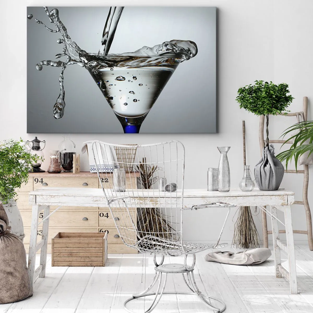 Bild auf Leinwand - Leinwandbild - Martini-Glas mit dynamischem Wasserspritzer auf hellem Hintergrund. - 70x50cm - Am Rand der Tasse - Moderne Wanddekoration für Wohnzimmer und Schlafzimmer ARTTOR