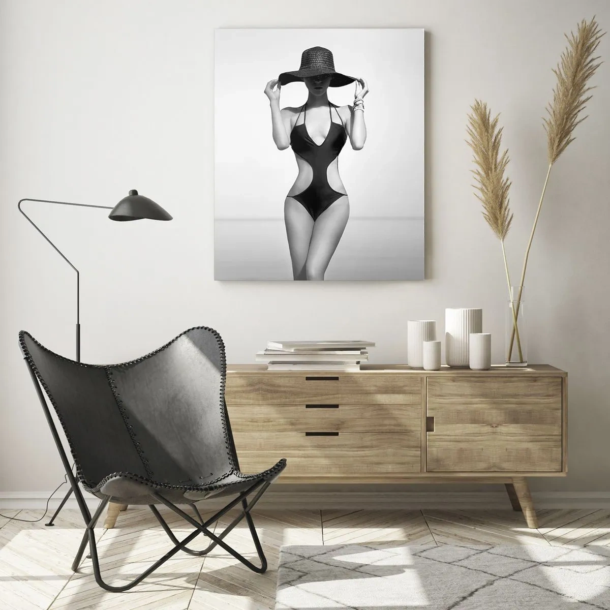 Glasbild - Bild auf glas - Eine Frau in einem schwarzen Badeanzug und Hut vor dem Meer - 50x70cm - Mein Name ist: Eleganz - Moderne Wanddekoration für Wohnzimmer und Schlafzimmer ARTTOR