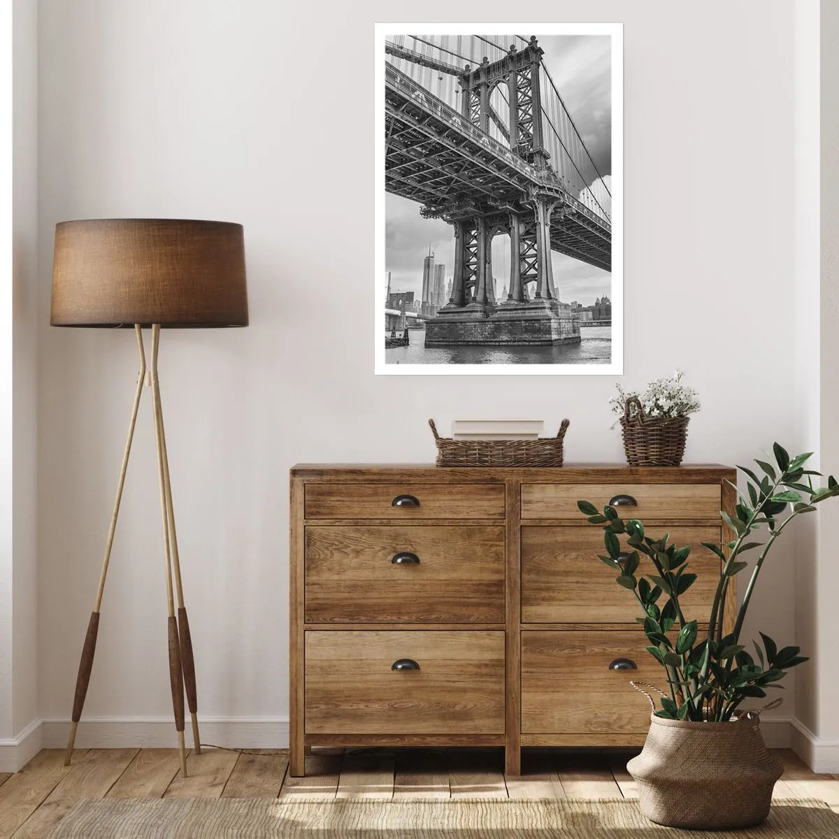 Poster - Eine Brücke in Schwarz-Weiß vor dem Hintergrund einer Stadtlandschaft - 50x70cm - Ins Herz der Stadt - Moderne Wanddekoration für Wohnzimmer und Schlafzimmer ARTTOR