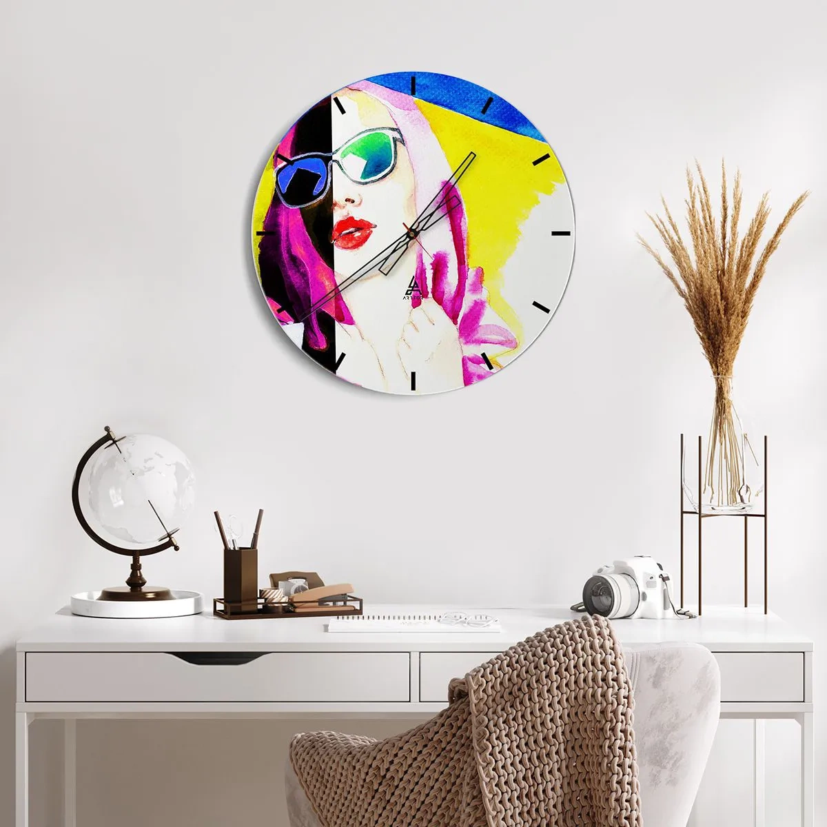 Wanduhr - Glasuhr - Frau mit Pop-Art-Brille - 30x30cm - Ich bin nicht weiß und ich bin nicht schwarz - Moderne Wanddekoration für Wohnzimmer, Küche und Schlafzimmer ARTTOR