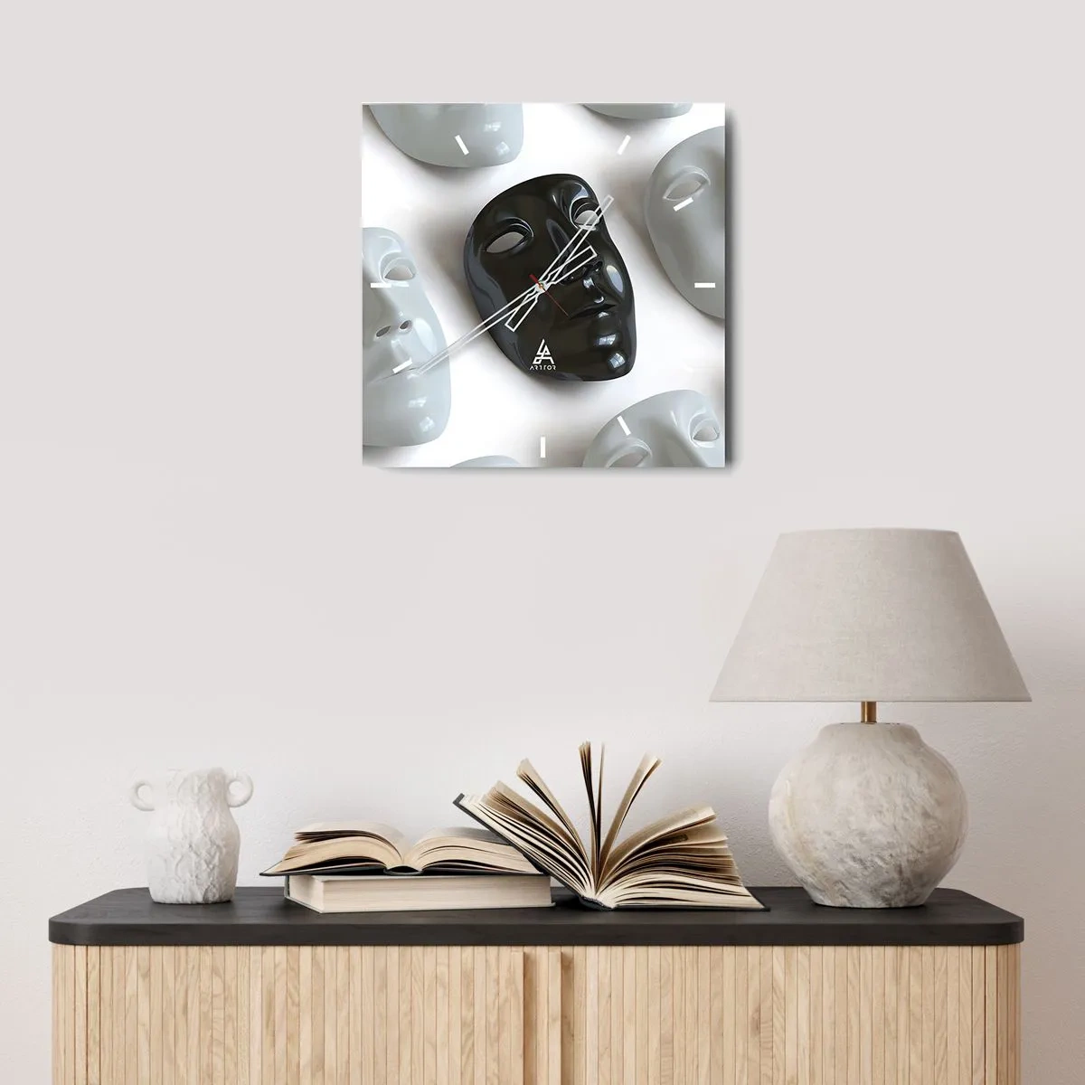 Wanduhr - Glasuhr - Schwarz-weiße Masken auf hellem Hintergrund - 30x30cm - Wie hebt man sich ab? - Moderne Wanddekoration für Wohnzimmer und Schlafzimmer ARTTOR