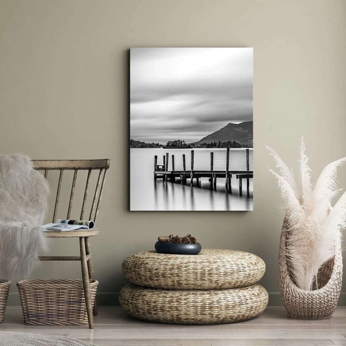 Bild auf Leinwand - Leinwandbild - Schwarz-weiße Landschaft mit einem Pier über einem See - 50x70cm - Milde und Kraft - Moderne Wanddekoration für Wohnzimmer und Schlafzimmer ARTTOR