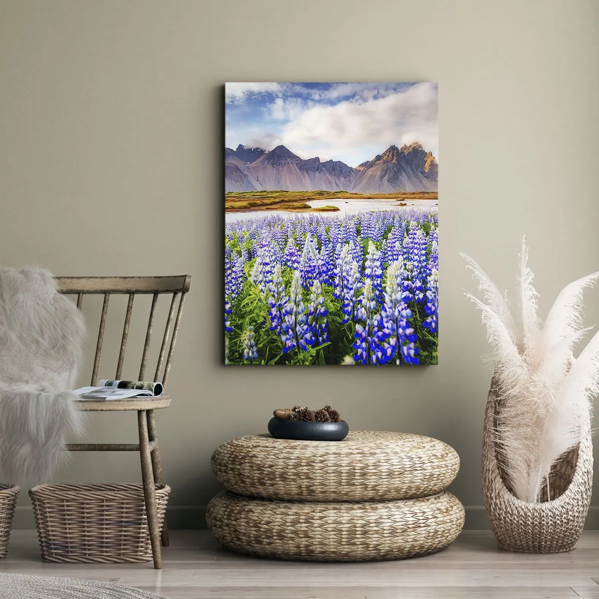 Bild auf Leinwand - Leinwandbild - Blumen in einer Berglandschaft mit malerischem Himmel - 50x70cm - Kraft und Strenge neben Sanftmut - Moderne Wanddekoration für Wohnzimmer und Schlafzimmer ARTTOR