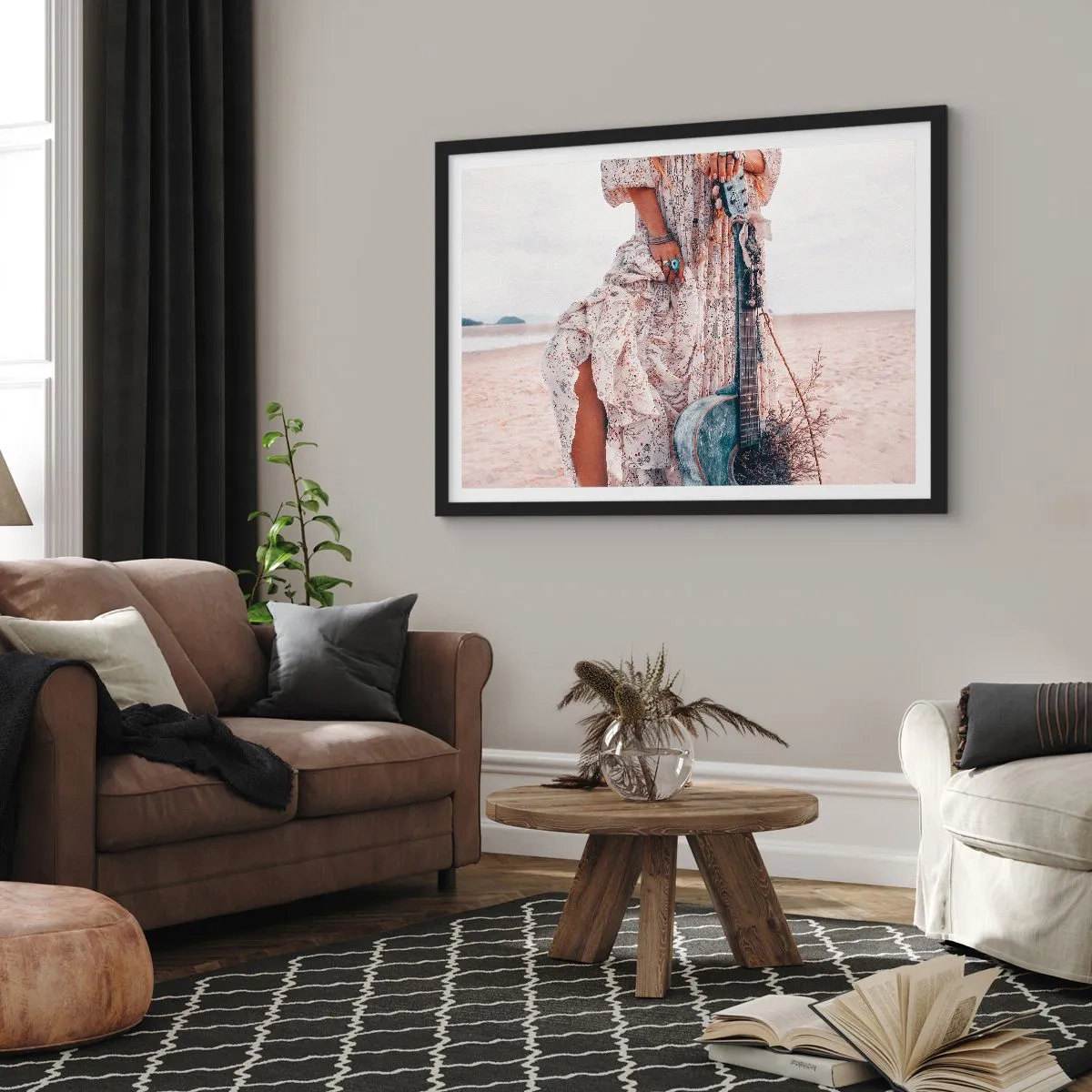Poster in einem schwarzem Rahmen - Frau im Boho-Stil mit Gitarre am Strand - 70x50cm - Kinderblumen auf dem Weg - Moderne Wanddekoration für Wohnzimmer und Schlafzimmer ARTTOR