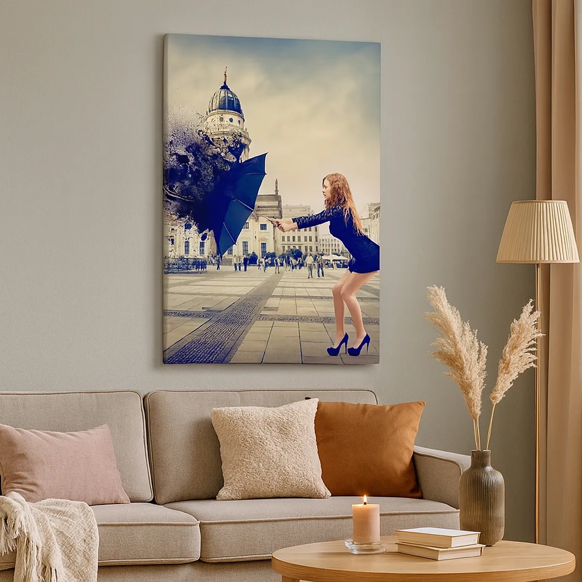 Bild auf Leinwand - Leinwandbild - Eine Frau mit Regenschirm in einer künstlerischen Komposition vor urbanem Hintergrund - 50x70cm - Es weht so ein Wind ... - Moderne Wanddekoration für Wohnzimmer und Schlafzimmer ARTTOR
