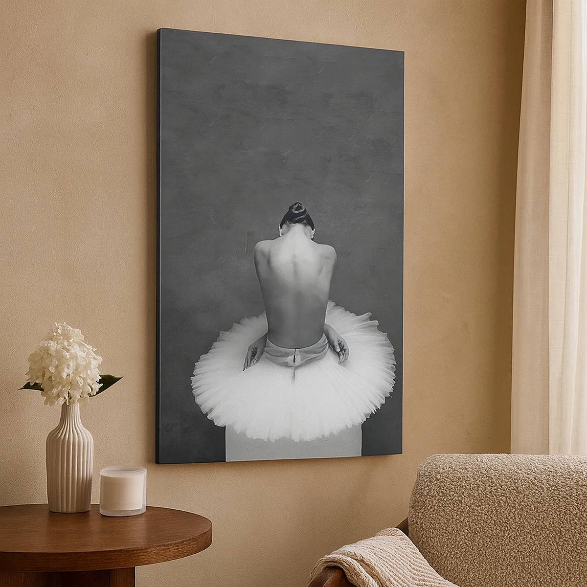 Bild auf Leinwand - Leinwandbild - Eine Balletttänzerin in klassischer Pose vor dunklem Hintergrund. - 50x70cm - Es blüht gerade - Moderne Wanddekoration für Wohnzimmer und Schlafzimmer ARTTOR
