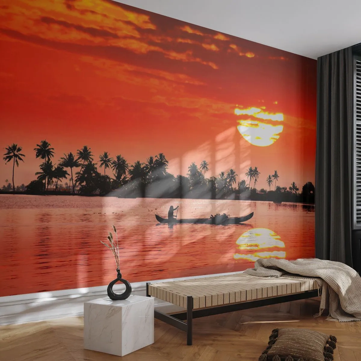 Fototapete Premium Sand - Tropischer Sonnenuntergang über dem Wasser mit Palmen und einem Boot - 100x70cm - Die Ruhe der Tropen bei Sonnenuntergang - Moderne Wanddekoration für Wohnzimmer und Schlafzimmer ARTTOR