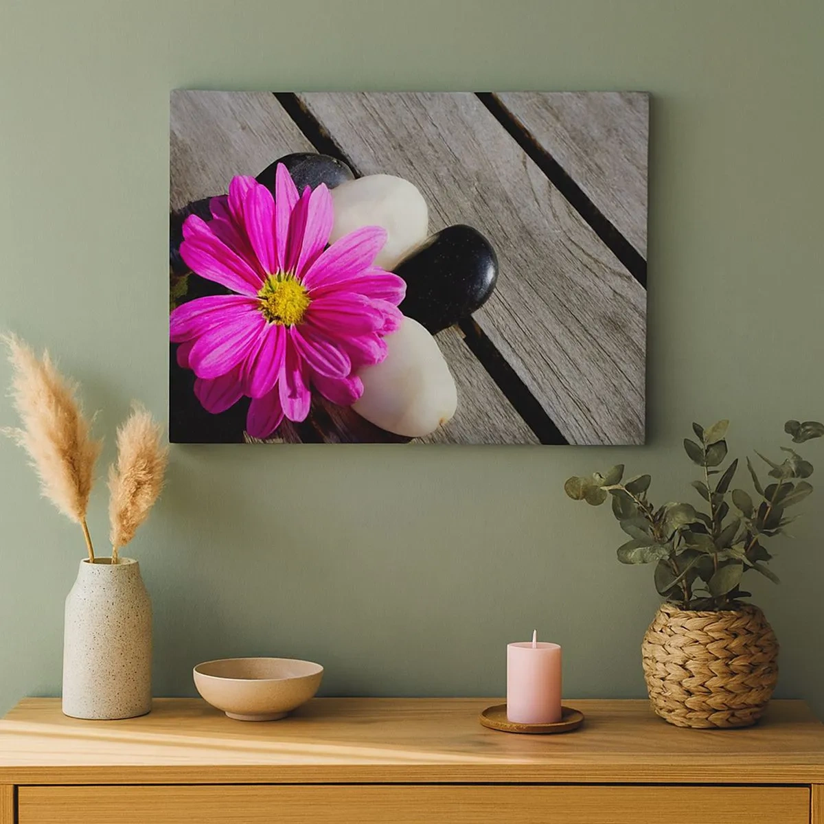 Bild auf Leinwand - Leinwandbild - Rosa Blume auf einem Hintergrund aus Holzbrettern mit Steinen - 70x50cm - Ruhe auf dem Pier - Moderne Wanddekoration für Wohnzimmer und Schlafzimmer ARTTOR