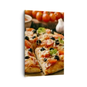 Bild auf Leinwand - Leinwandbild - Pizza mit Tomaten, Oliven und frischen Kräutern auf dem Tisch - 80x120cm - Du bist schon wieder davongekommen - Moderne Wanddekoration für Wohnzimmer und Schlafzimmer ARTTOR