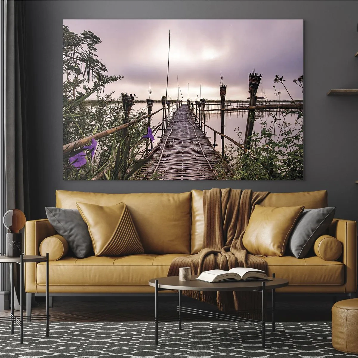 Glasbild - Bild auf glas - Eine Bambusbrücke, die über den See führt, umgeben von Pflanzen und Blumen - 120x80cm - Frieden und Ruhe Asiens - Moderne Wanddekoration für Wohnzimmer und Schlafzimmer ARTTOR