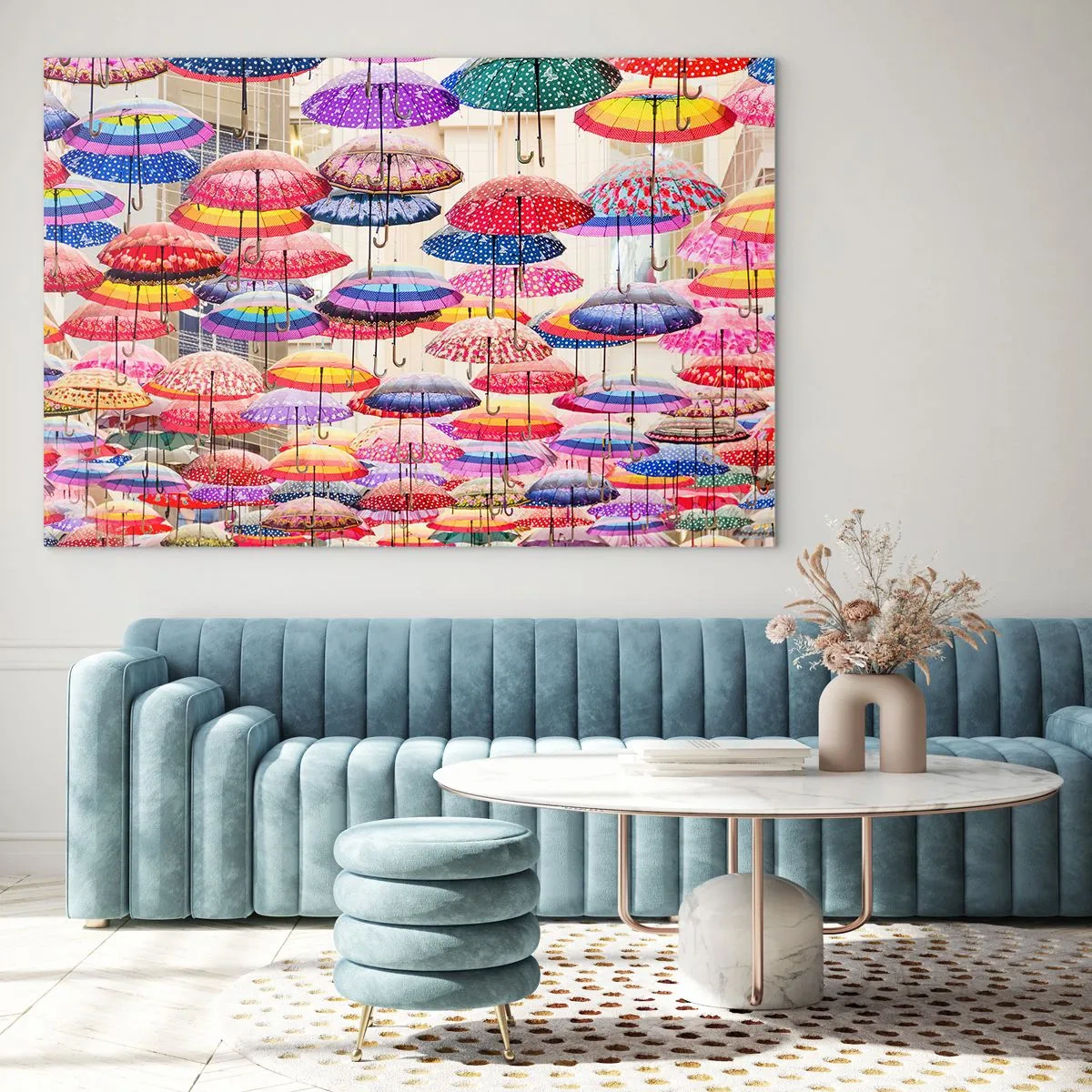Glasbild - Bild auf glas - Ein Foto von bunten Regenschirmen, die in der Luft hängen. - 120x80cm - Stadtwiese - Moderne Wanddekoration für Wohnzimmer und Schlafzimmer ARTTOR