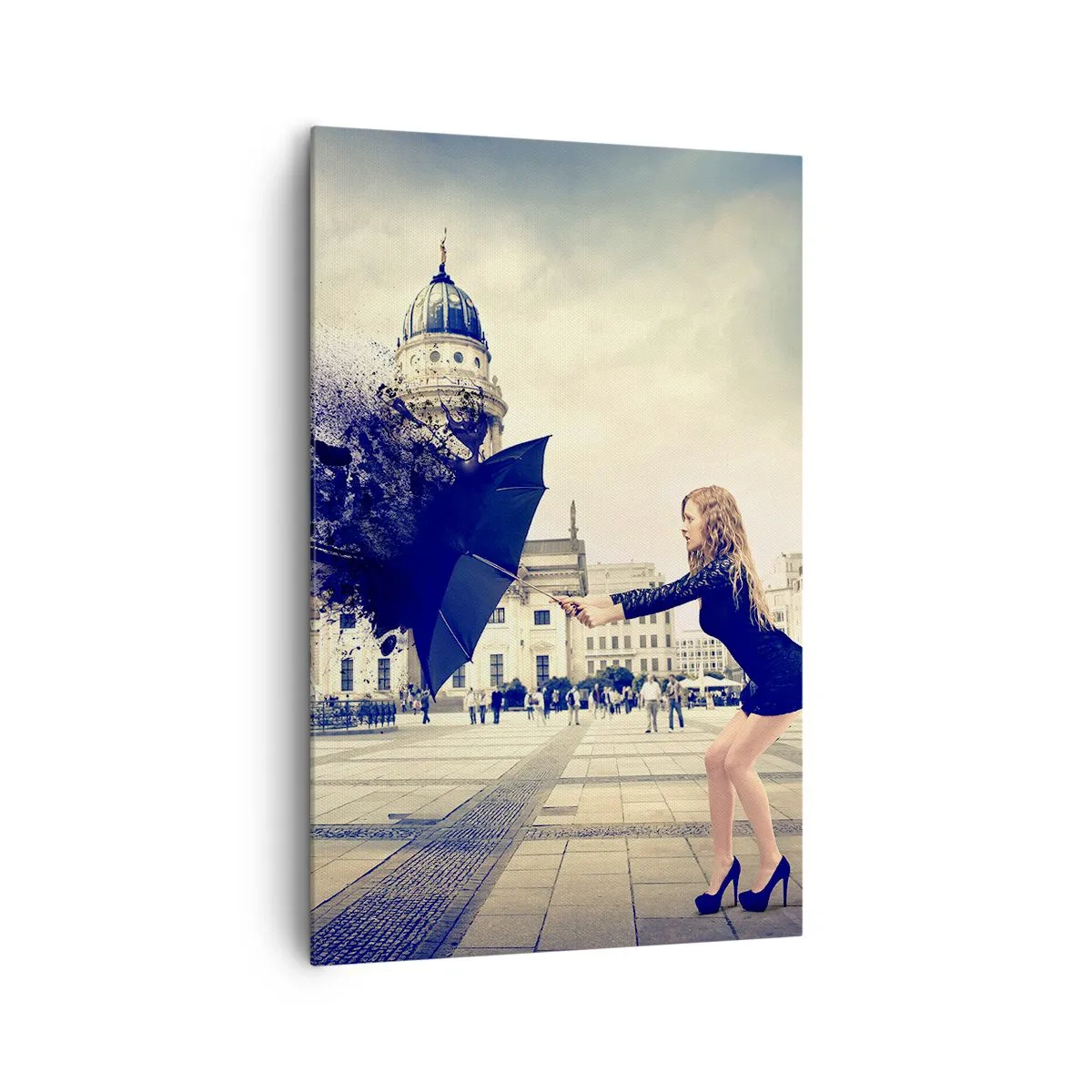 Bild auf Leinwand - Leinwandbild - Eine Frau mit Regenschirm in einer künstlerischen Komposition vor urbanem Hintergrund - 80x120cm - Es weht so ein Wind ... - Moderne Wanddekoration für Wohnzimmer und Schlafzimmer ARTTOR
