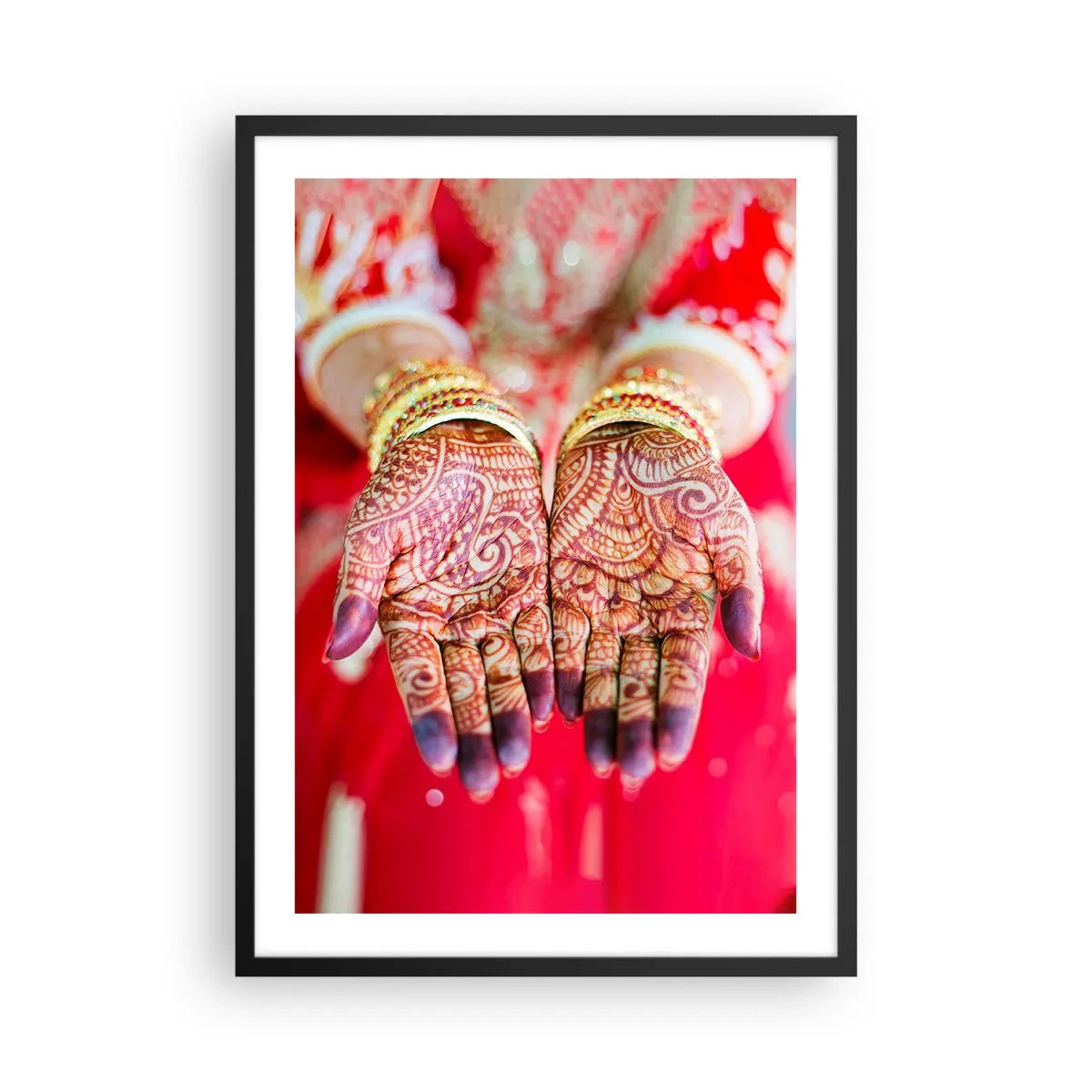 Poster in einem schwarzem Rahmen - Dekorative Henna-Hände vor rotem Hintergrund - 50x70cm - Bereit, das Glück zu fangen? - Moderne Wanddekoration für Wohnzimmer und Schlafzimmer ARTTOR
