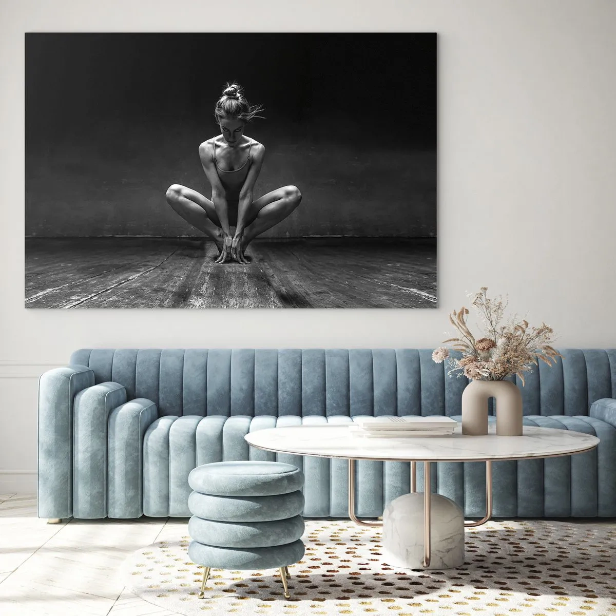 Glasbild - Bild auf glas - Eine Tänzerin in einer Ballettpose auf einem Holzboden - 120x80cm - Konzentration der Tanzenergie - Moderne Wanddekoration für Wohnzimmer und Schlafzimmer ARTTOR