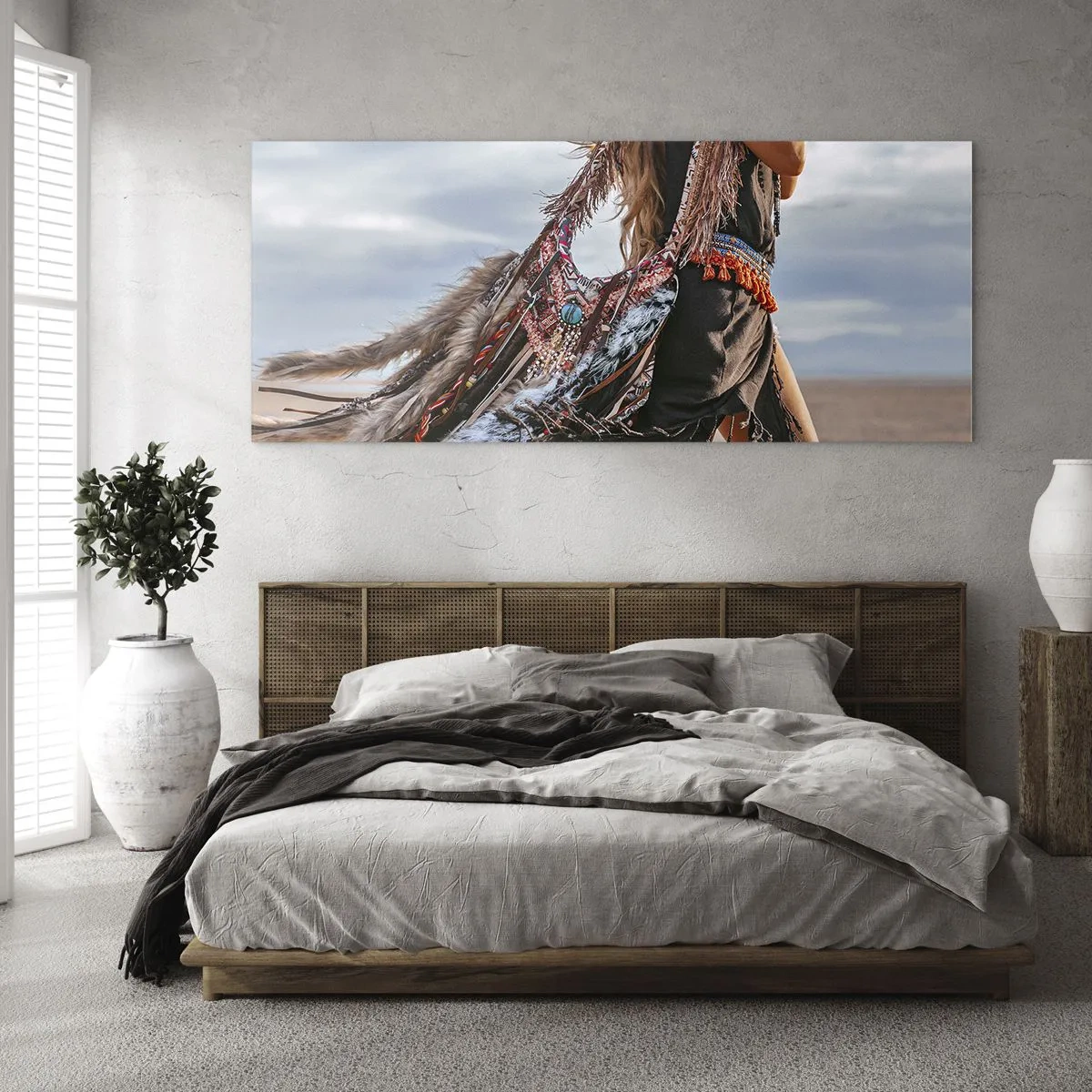 Glasbild - Bild auf glas - Eine Frau im Boho-Stil mit Feder- und Schmuckdetails - 160x50cm - Das Mädchen des Schamanen - Moderne Wanddekoration für Wohnzimmer und Schlafzimmer ARTTOR