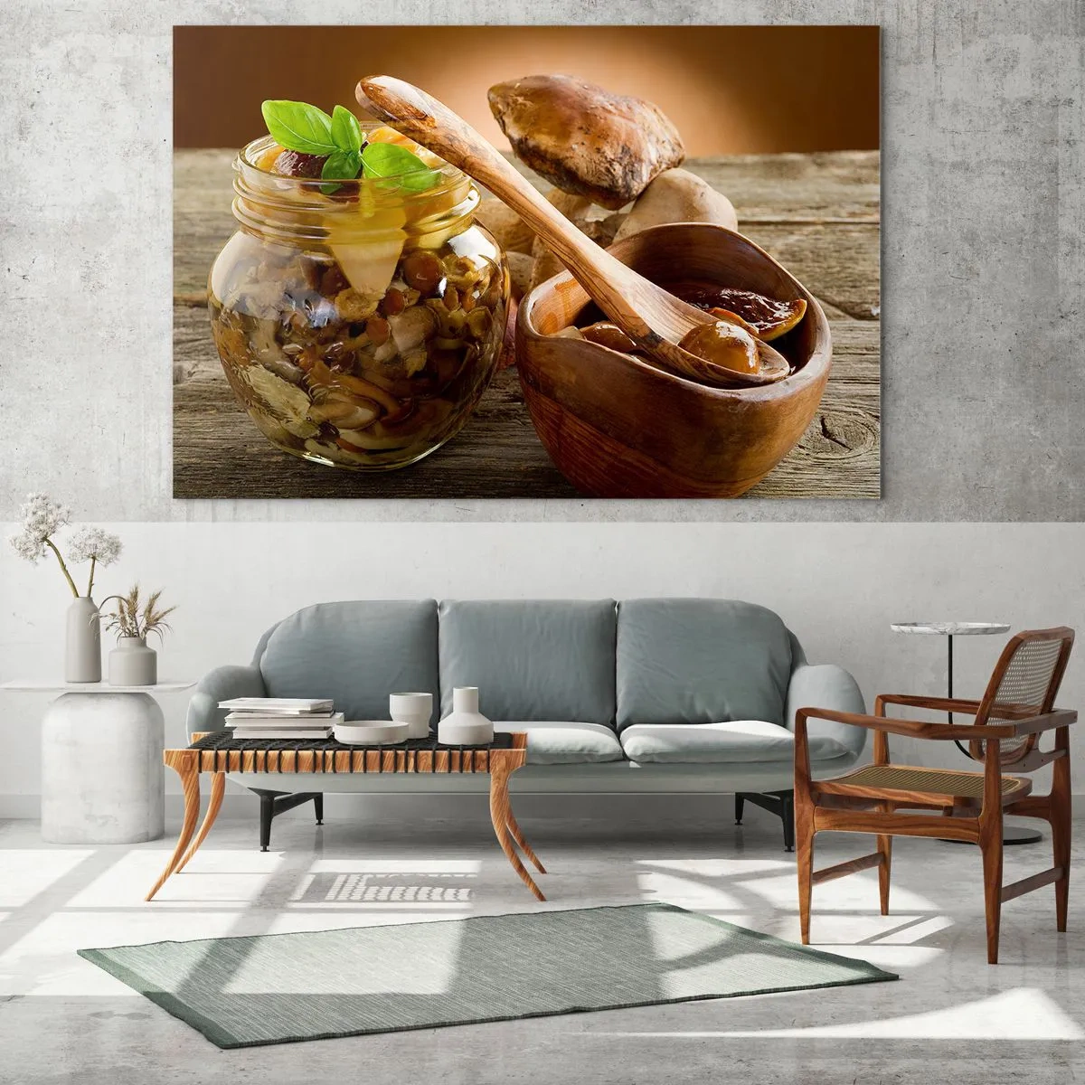 Glasbild - Bild auf glas - Eingelegte Pilze in einem Glas mit einer Holzschale und Pilzen auf dem Tisch im Hintergrund - 100x70cm - Ob frisch oder gesalzen, oder in der Herbstsaison ... - Moderne Wanddekoration für Wohnzimmer und Schlafzimmer ARTTOR
