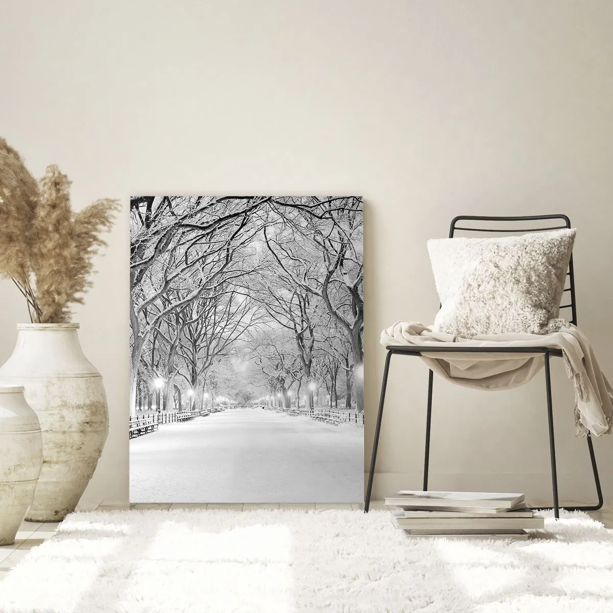 Glasbild - Bild auf glas - Eine Winterallee mit schneebedeckten Bäumen in Monochrom - 80x120cm - Vier Jahreszeiten - Winter - Moderne Wanddekoration für Wohnzimmer und Schlafzimmer ARTTOR
