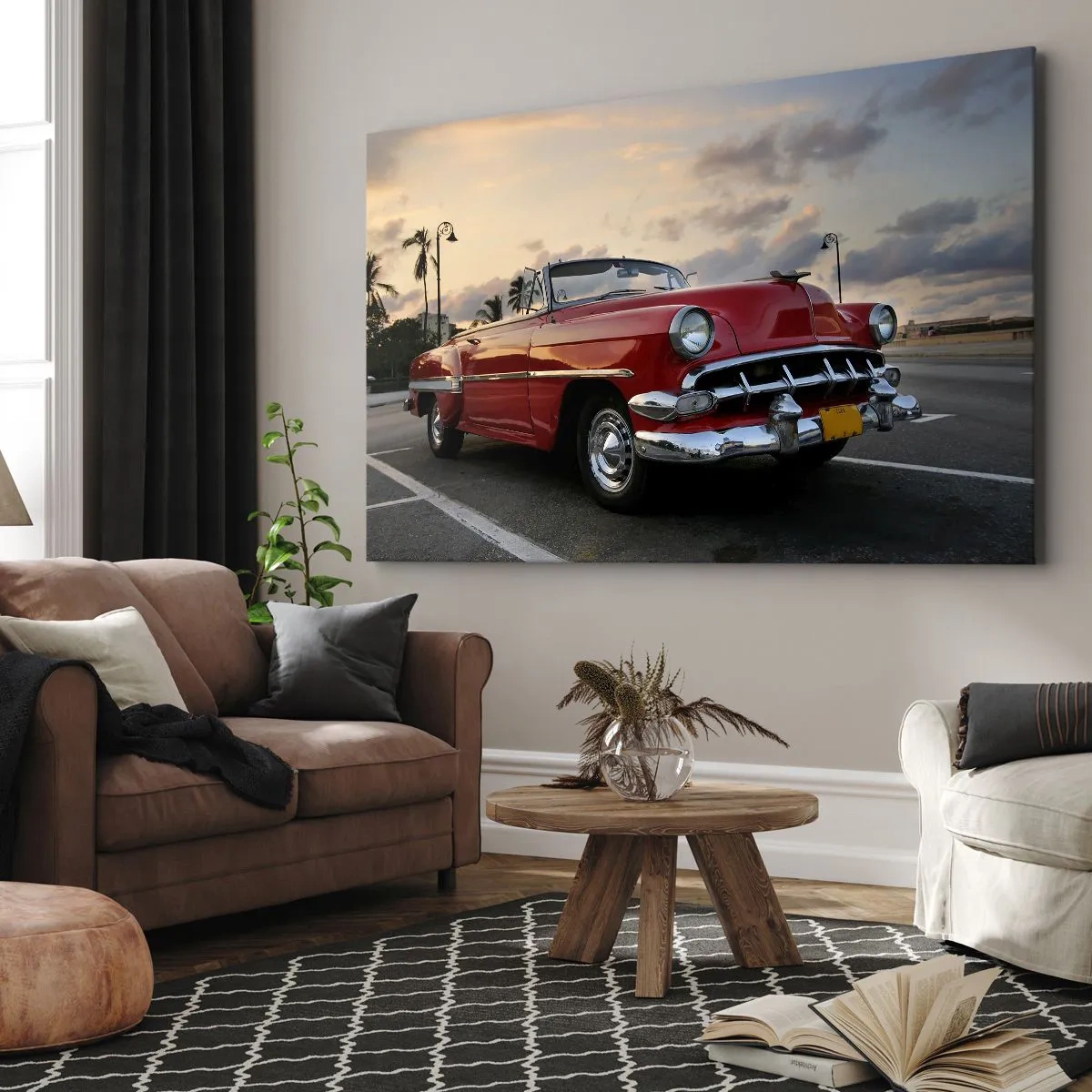 Bild auf Leinwand - Leinwandbild - Ein rotes klassisches Cabrio, das in der Abenddämmerung zwischen Palmen geparkt ist. - 100x70cm - Die rote Hitze der Tropen - Moderne Wanddekoration für Wohnzimmer und Schlafzimmer ARTTOR