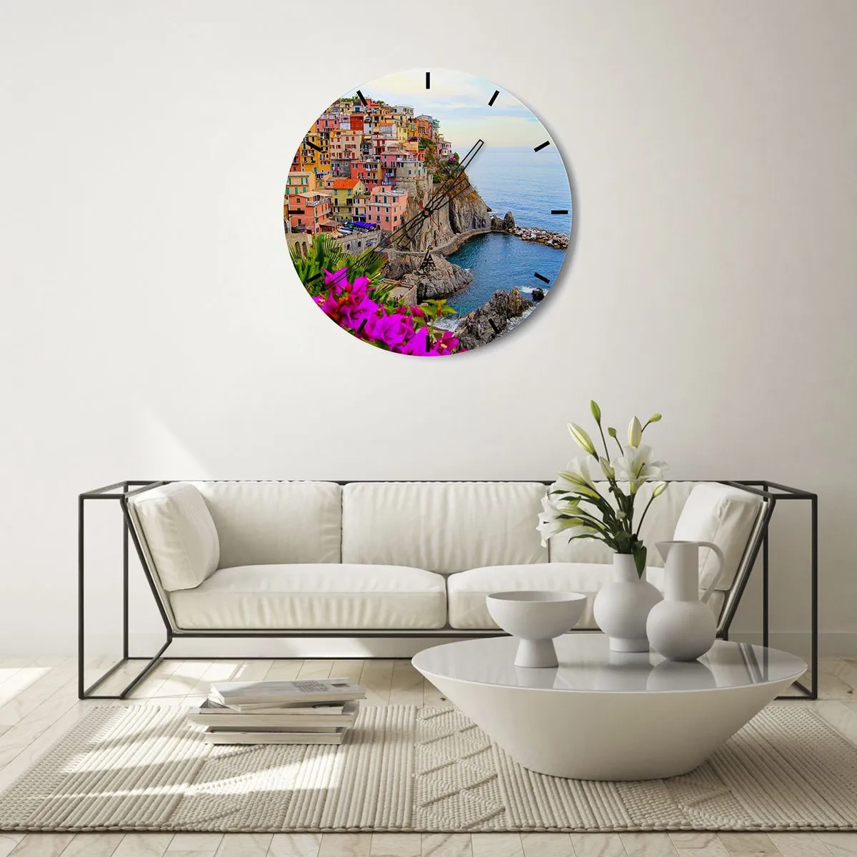 Wanduhr - Glasuhr - Bunte Gebäude auf einer Klippe über dem Meer mit Blumen im Vordergrund - 30x30cm - Lachende Stadt - Moderne Wanddekoration für Wohnzimmer, Küche und Schlafzimmer ARTTOR