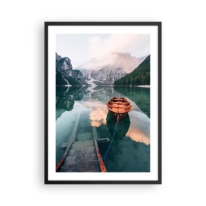 Poster in einem schwarzem Rahmen - Ein Holzboot auf einem ruhigen See, umgeben von Bergen - 50x70cm - Friedlicher Schlaf der Berge - Moderne Wanddekoration für Wohnzimmer und Schlafzimmer ARTTOR