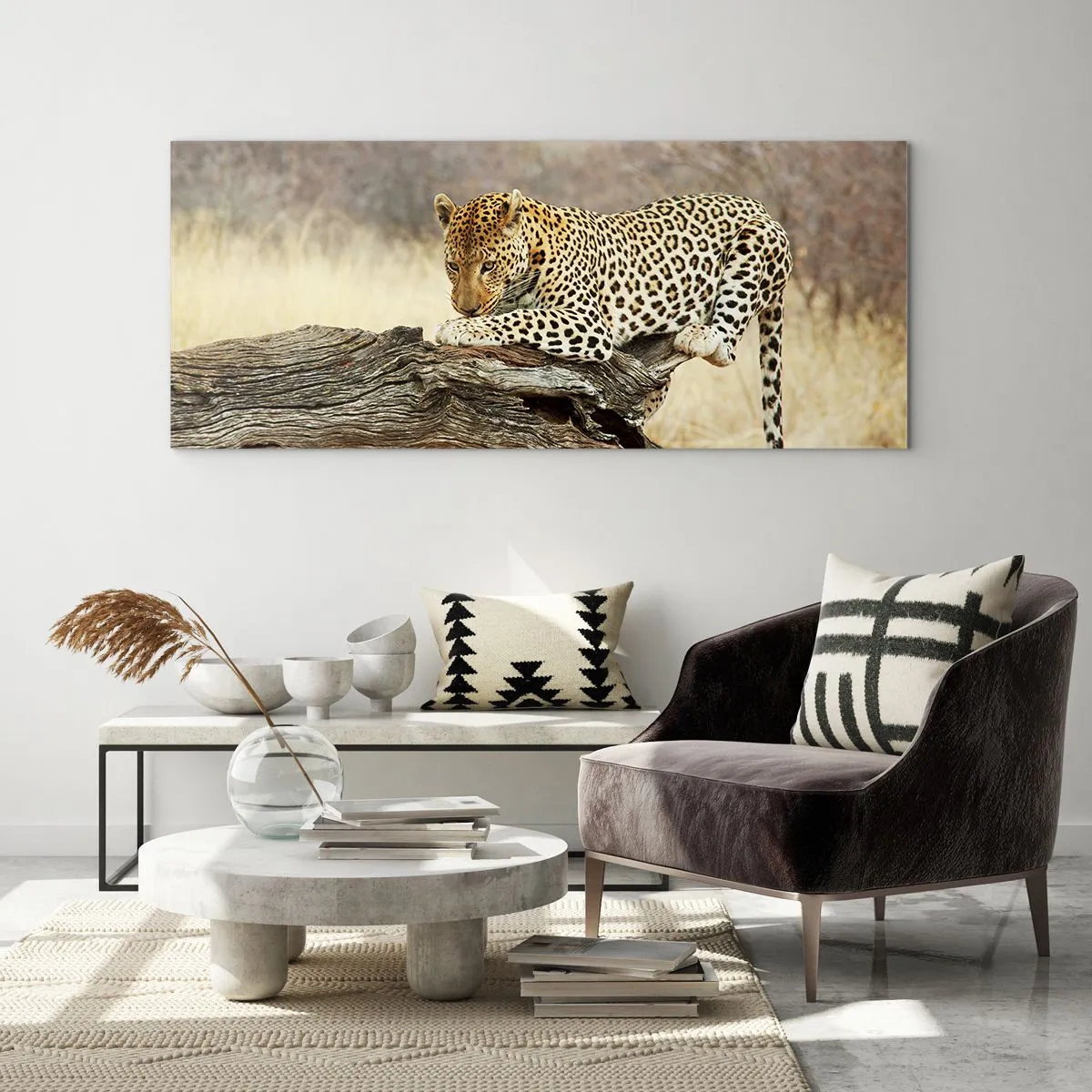 Glasbild - Bild auf glas - Ein Leopard ruht auf einem Baumstamm in der Savanne - 120x50cm - Ich gehe meine eigenen Wege - Moderne Wanddekoration für Wohnzimmer und Schlafzimmer ARTTOR