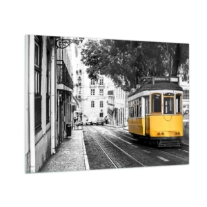 Glasbild - Bild auf glas - Eine gelbe Straßenbahn vor dem Hintergrund einer schwarz-weißen Straße - 70x50cm - Und Fado im Hintergrund - Moderne Wanddekoration für Wohnzimmer und Schlafzimmer ARTTOR