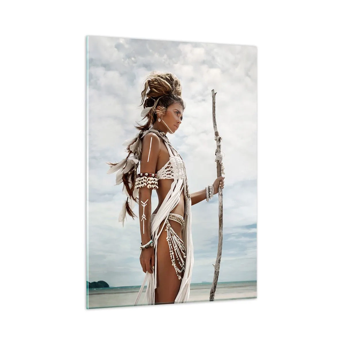 Glasbild - Bild auf glas - Eine exotische Figur vor Strand und Himmel - 50x70cm - Königin der Tropen - Moderne Wanddekoration für Wohnzimmer und Schlafzimmer ARTTOR