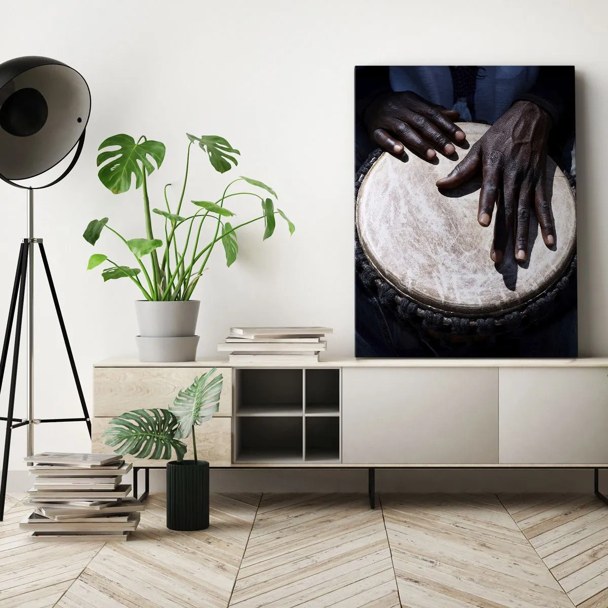 Bild auf Leinwand - Leinwandbild - Hände spielen eine Djembe-Trommel in einer dynamischen Komposition - 50x70cm - Lebe in deinem eigenen Rhythmus - Moderne Wanddekoration für Wohnzimmer und Schlafzimmer ARTTOR