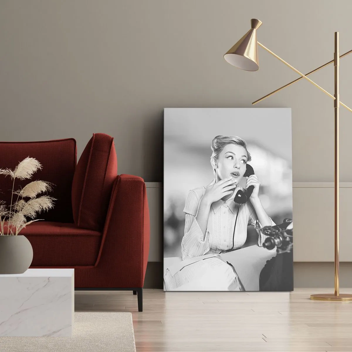 Bild auf Leinwand - Leinwandbild - Eine Frau telefoniert an einer Schreibmaschine - 80x120cm - Hallo, wir sind in den 1950er Jahren. - Moderne Wanddekoration für Wohnzimmer und Schlafzimmer ARTTOR