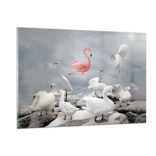 Glasbild - Bild auf glas - Ein rosa Flamingo zwischen weißen Schwänen und Reihern vor dem Wasser - 120x80cm - Wie kam ich hier hin? - Moderne Wanddekoration für Wohnzimmer und Schlafzimmer ARTTOR