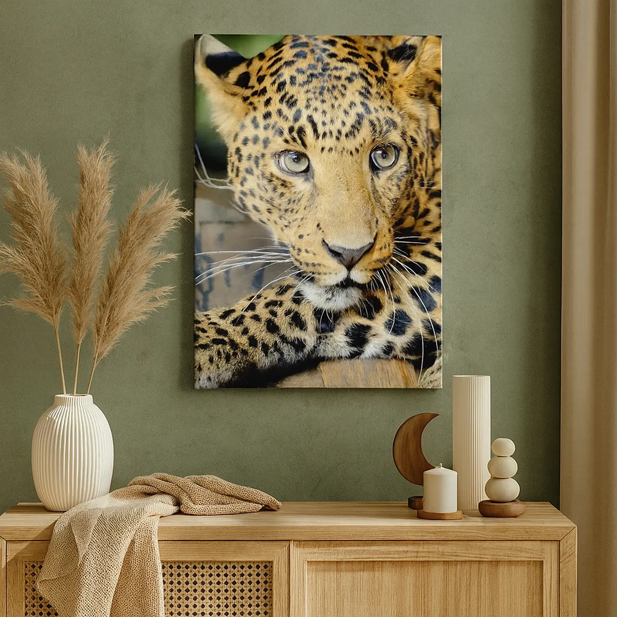 Bild auf Leinwand - Leinwandbild - Porträt eines Leoparden in seiner natürlichen Umgebung - 50x70cm - Keine Angst, komm mal her - Moderne Wanddekoration für Wohnzimmer und Schlafzimmer ARTTOR