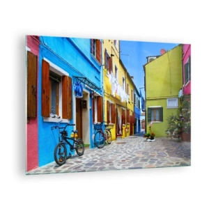 Glasbild - Bild auf glas - Eine bunte Straße mit Fahrrädern und dekorierten Häusern - 70x50cm - Pastell, süße Gasse - Moderne Wanddekoration für Wohnzimmer und Schlafzimmer ARTTOR