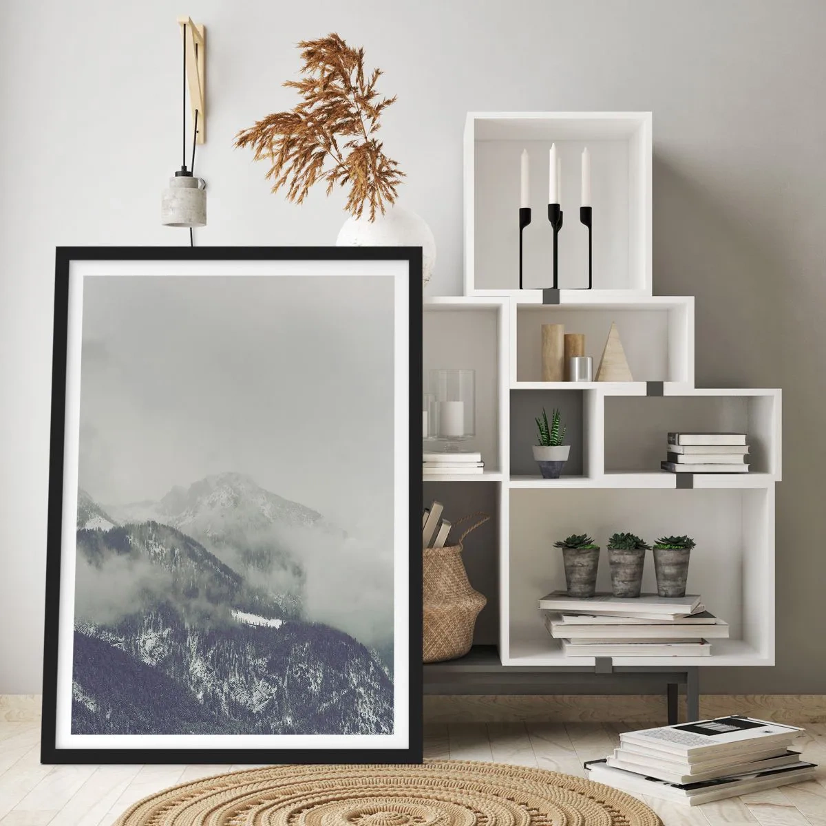Poster in einem schwarzem Rahmen - Nebelige Berge mit geheimnisvoller Atmosphäre - 50x70cm - Nebliges Tal - Moderne Wanddekoration für Wohnzimmer und Schlafzimmer ARTTOR