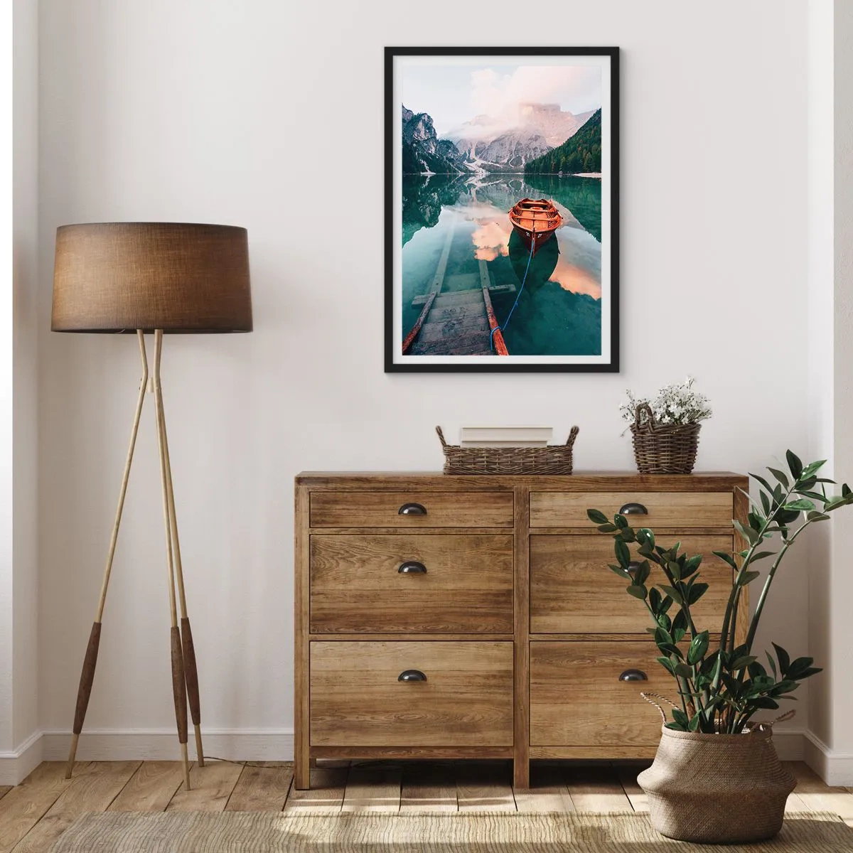 Poster in einem schwarzem Rahmen - Ein Holzboot auf einem ruhigen See, umgeben von Bergen - 50x70cm - Friedlicher Schlaf der Berge - Moderne Wanddekoration für Wohnzimmer und Schlafzimmer ARTTOR