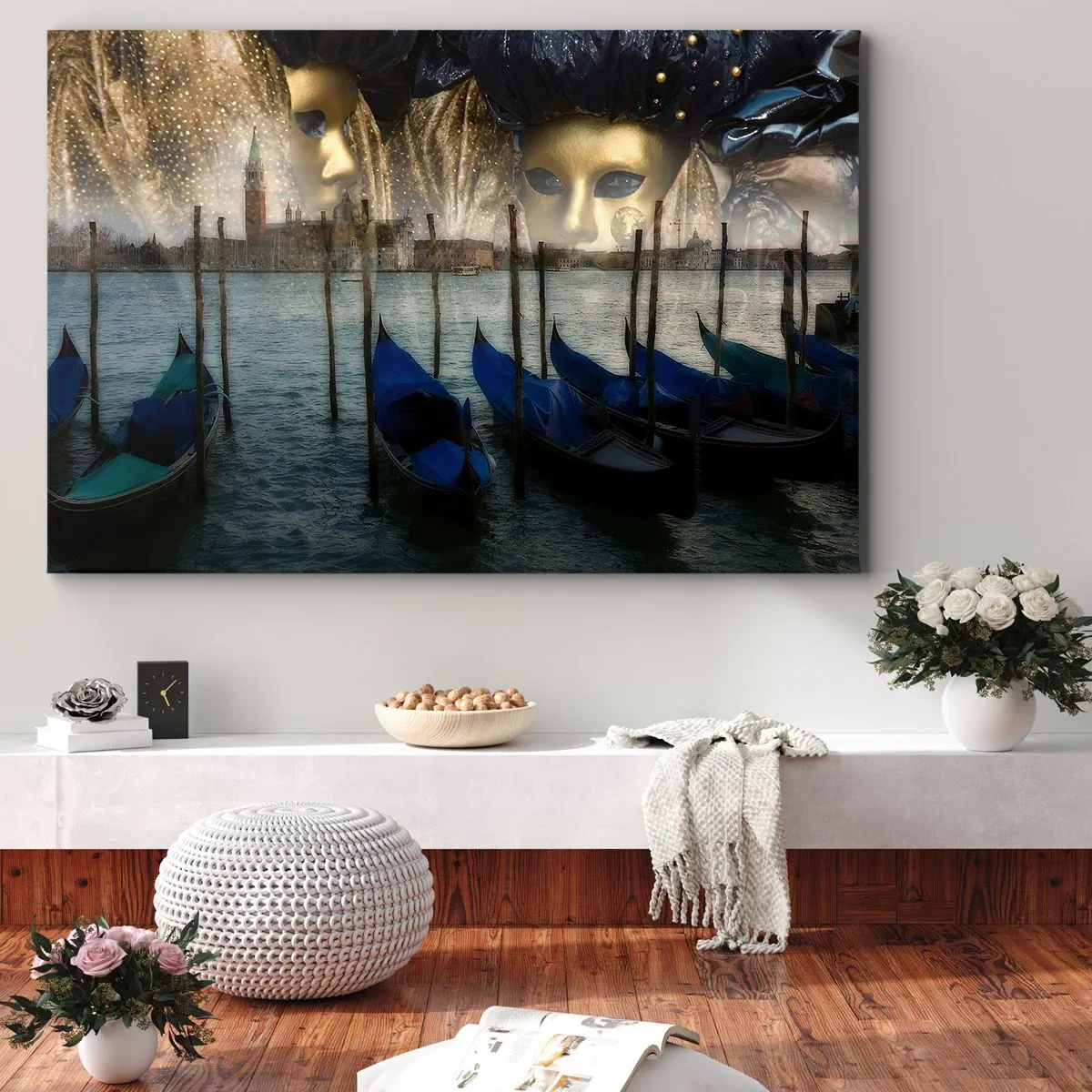 Bild auf Leinwand - Leinwandbild - Venezianische Karnevalsmasken und Gondeln vor der Kulisse der Stadt und des Wassers - 70x50cm - Es ist Zeit, den Karneval zu starten - Moderne Wanddekoration für Wohnzimmer und Schlafzimmer ARTTOR